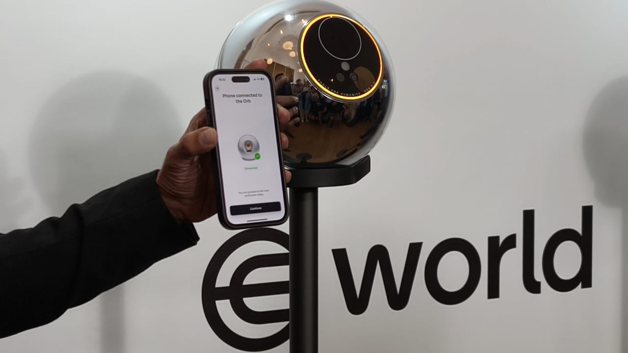Belum Legal Beroperasi, Aplikasi Worldcoin Dibekukan Komdigi